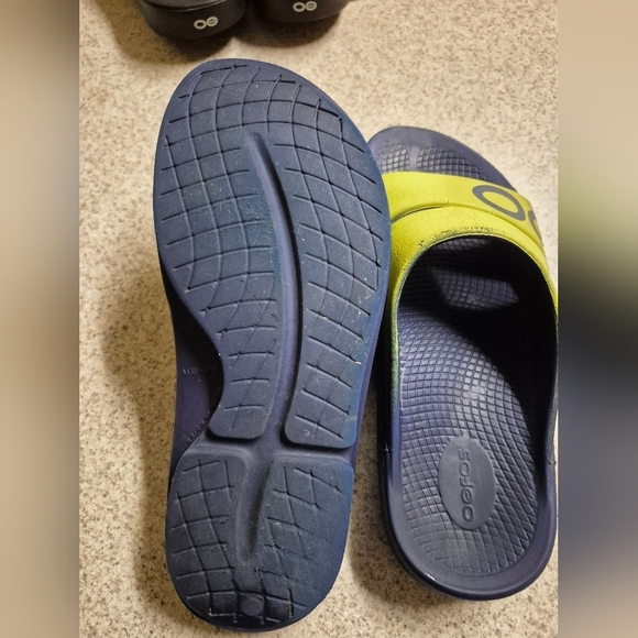 OOFOS  Sandals in Yellow and Navy